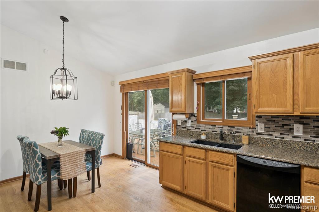 6421 Prairie Lawn Drive, Waterford, MI 48329 — Photo 13