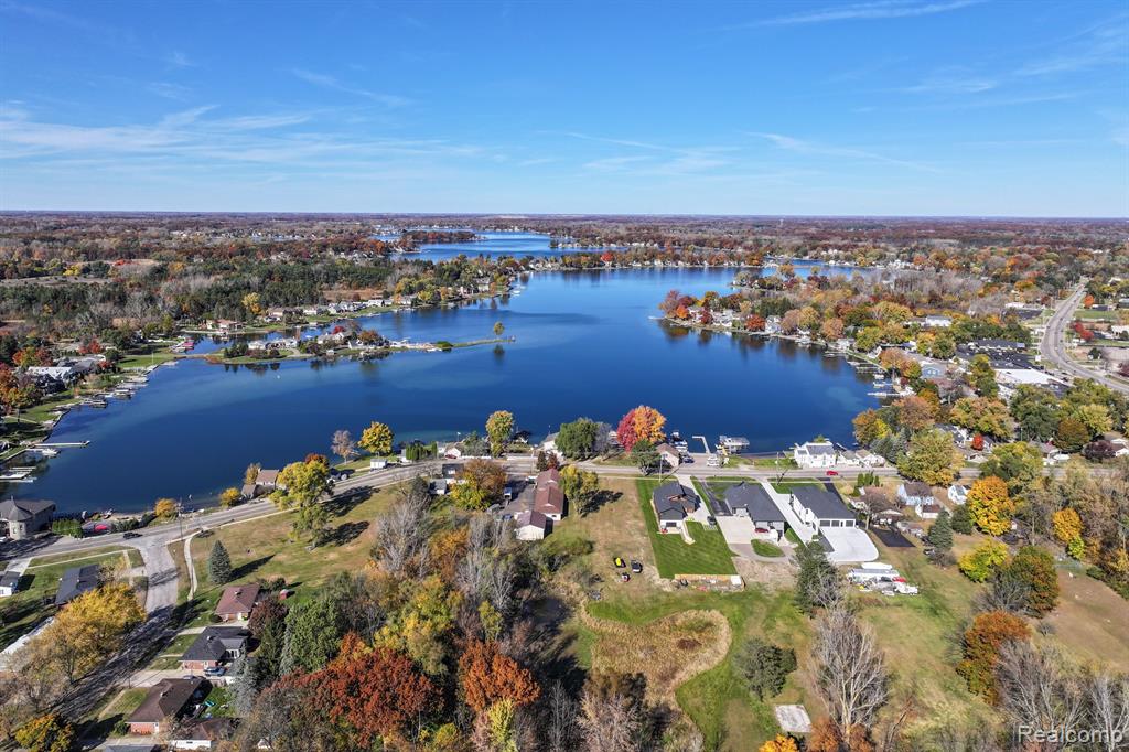 2076 S Long Lake Road, Fenton, MI 48430 — Photo 38