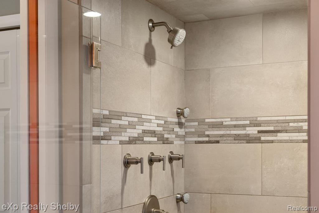 691 BARCLAY Drive, Troy, MI 48085 — Photo 35