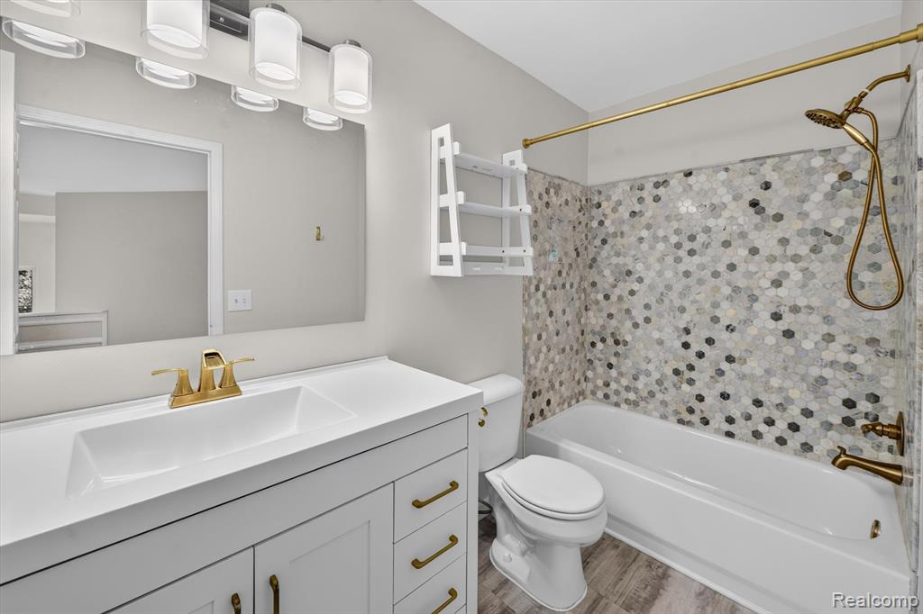 4895 Greenview Drive, Commerce Twp, MI 48382 — Photo 36