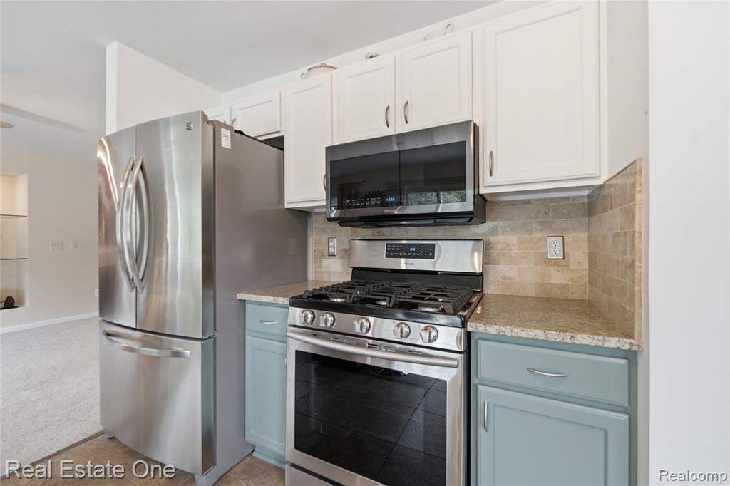 8576 Barrington Drive, Ypsilanti, MI 48198 — Photo 11