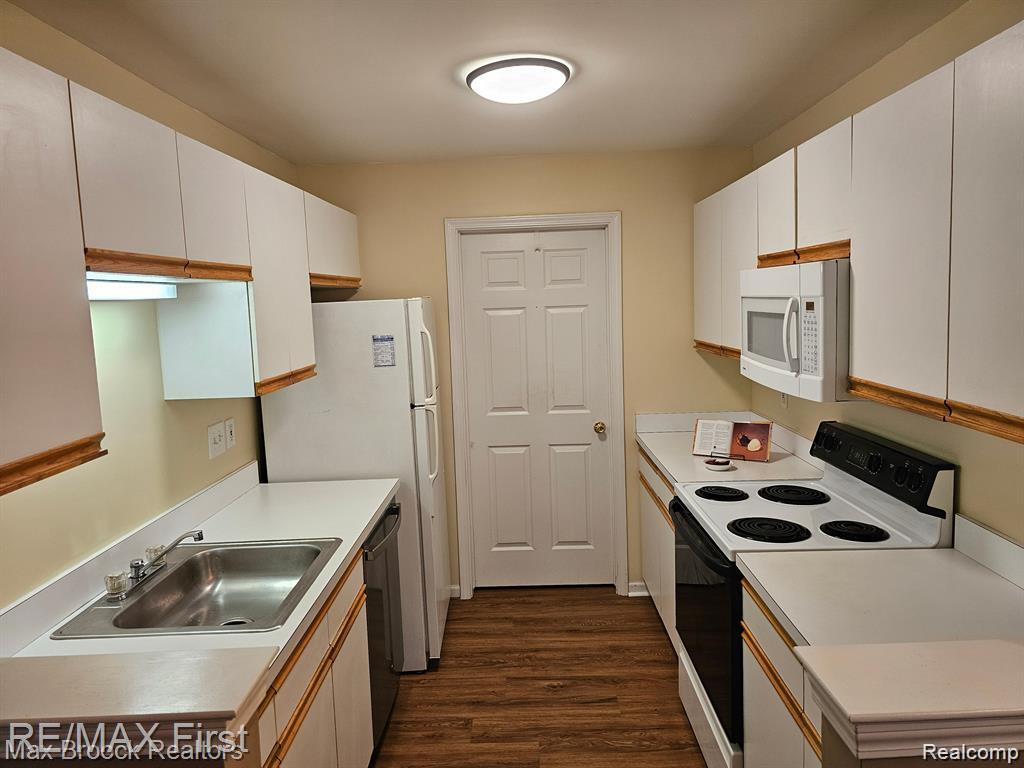 4257 Berkshire Drive, Sterling Heights, MI 48314 — Photo 5