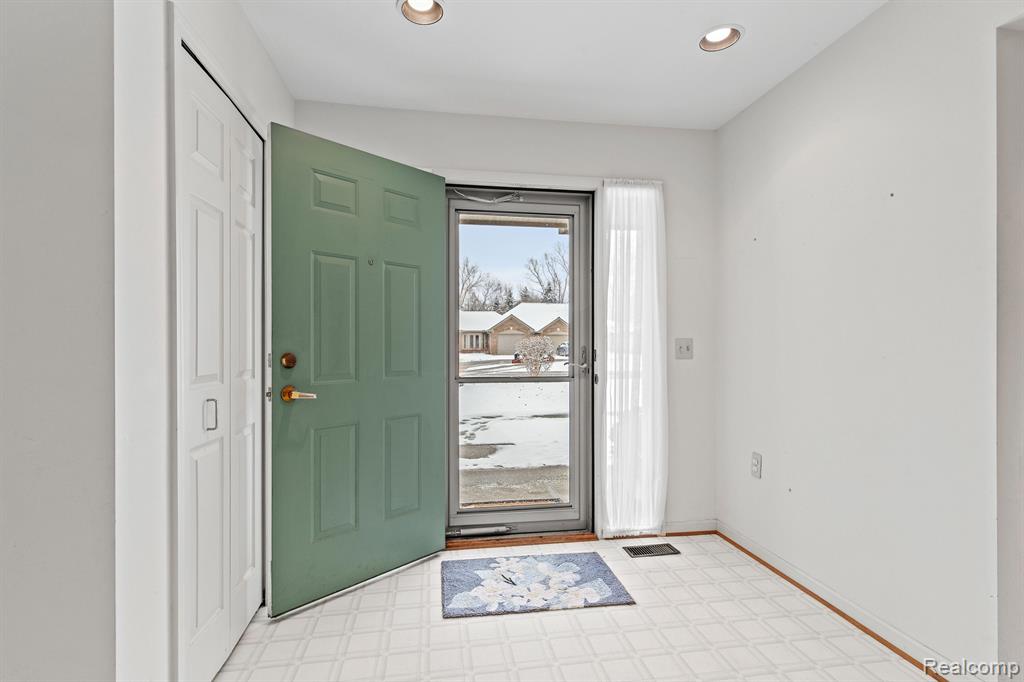 21256 SYCAMORE Court, 77, Farmington Hills, MI 48336 — Photo 3