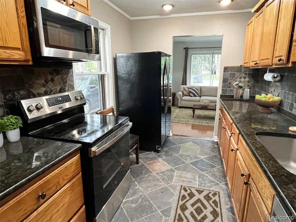 23096 HAWTHORNE Street, Farmington, MI 48336 — Photo 9