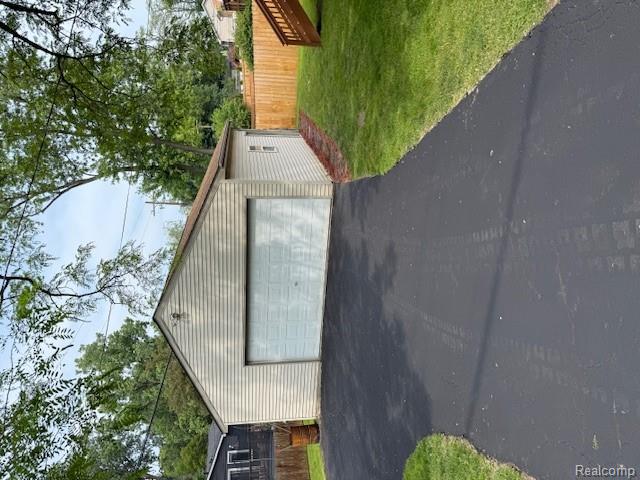 5496 Elizabeth Lake Road, Waterford, MI 48327 — Photo 32
