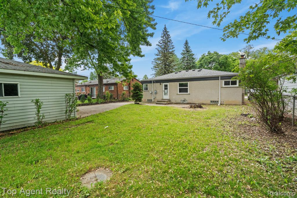 9319 MERRIMAN Road, Livonia, MI 48150 — Photo 27