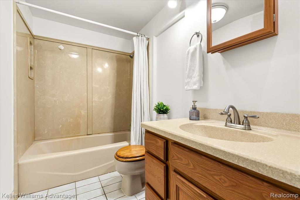 421 BONNIE Circle, Howell, MI 48843 — Photo 27