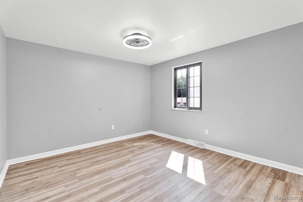 8962 Glasgow Drive, White Lake, MI — Photo 38