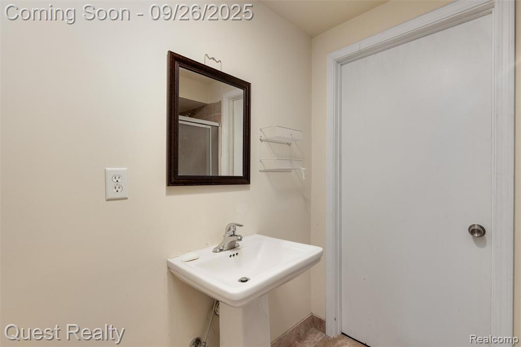 70 Fountain Park Drive, Waterford, MI 48327 — Photo 22