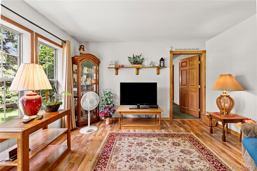 5206 Lippincott Boulevard, Burton, MI 48519 — Photo 14
