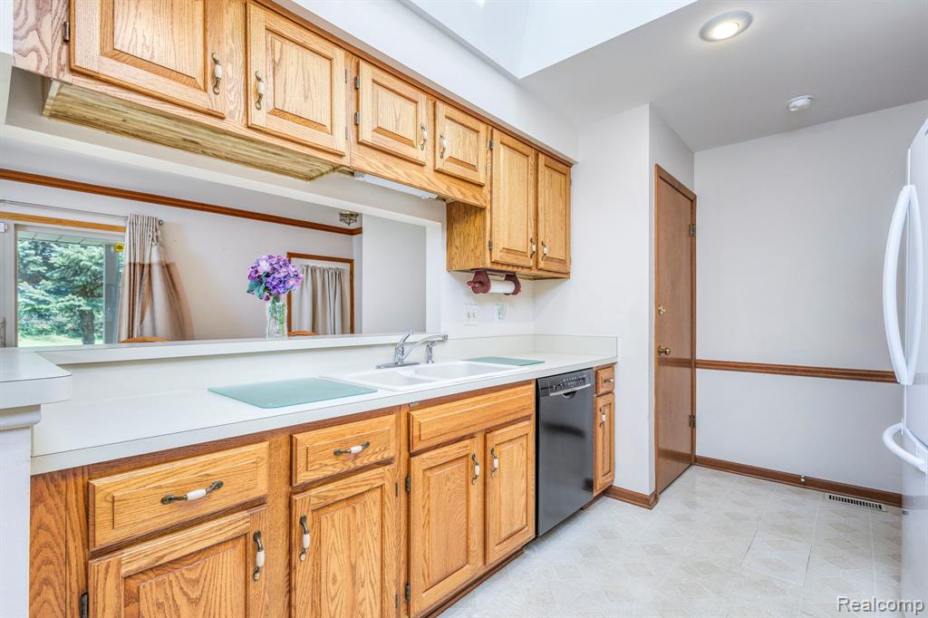 49585 Bishop Court, Shelby Twp, MI 48315 — Photo 17