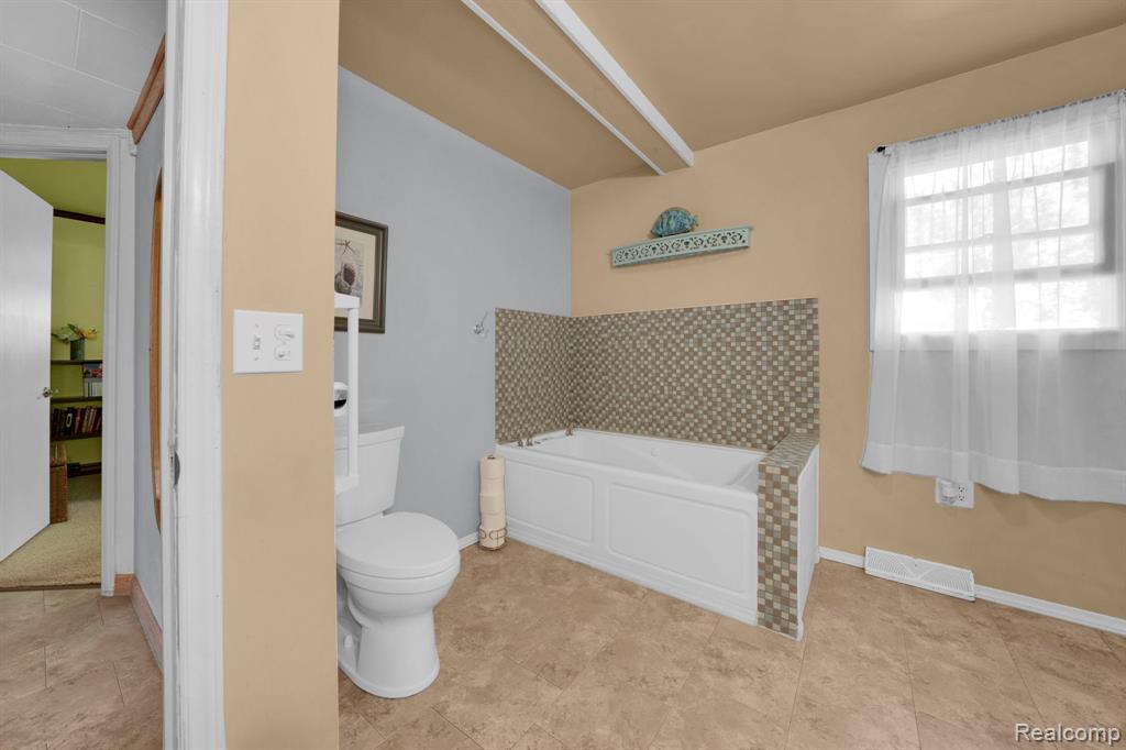 957 Miller Road N, Lake Orion, MI 48362 — Photo 22