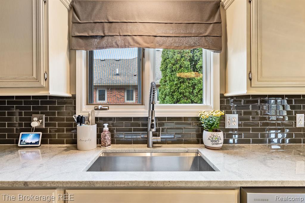 49730 WILLOWOOD Drive, Macomb, MI 48044 — Photo 15