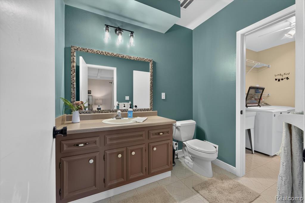 6646 Yarborough Drive, Utica, MI 48316 — Photo 38