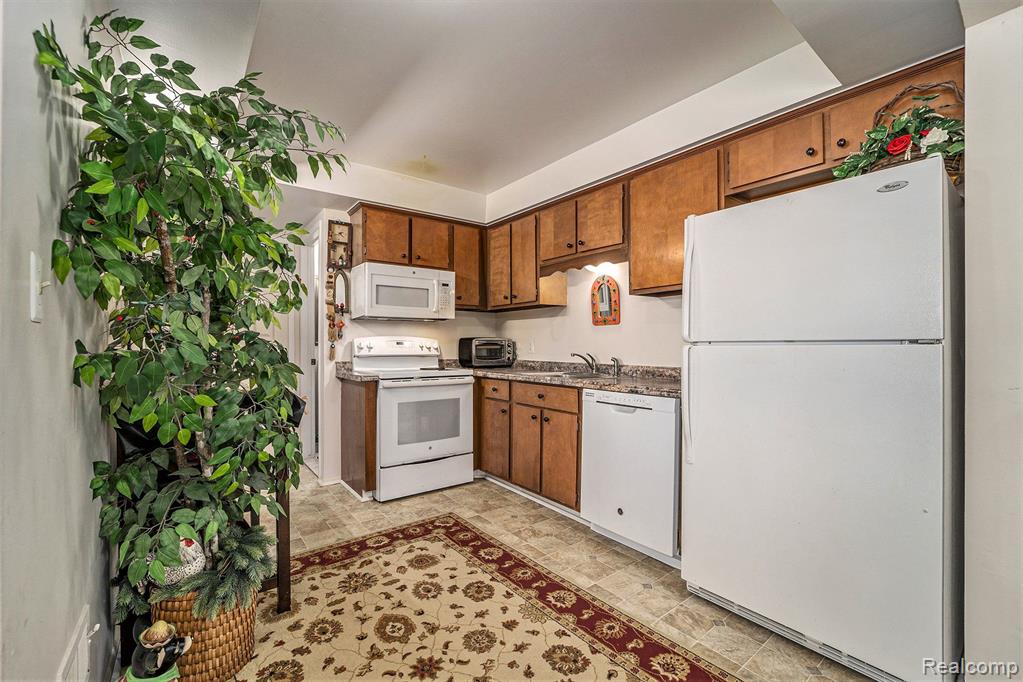 29972 CITY CENTER Drive, 3, Warren, MI 48093 — Photo 10