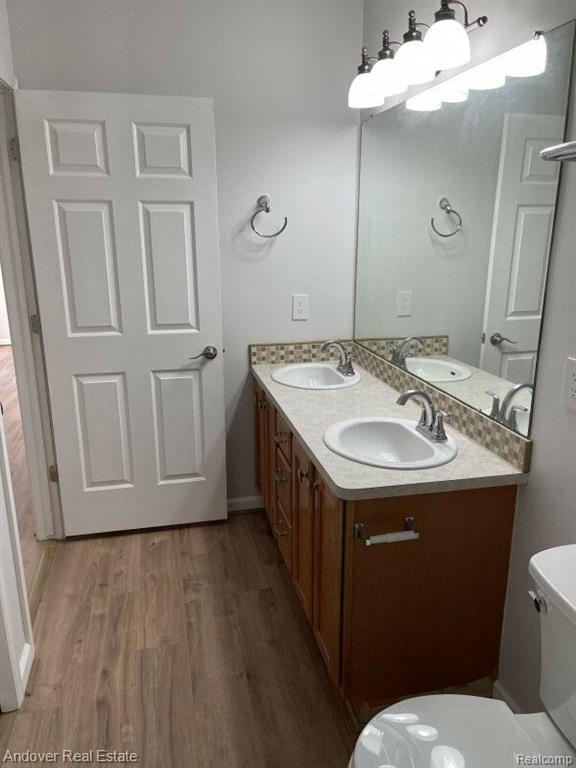 650 VILLAGE Lane, Milford, MI 48381 — Photo 8