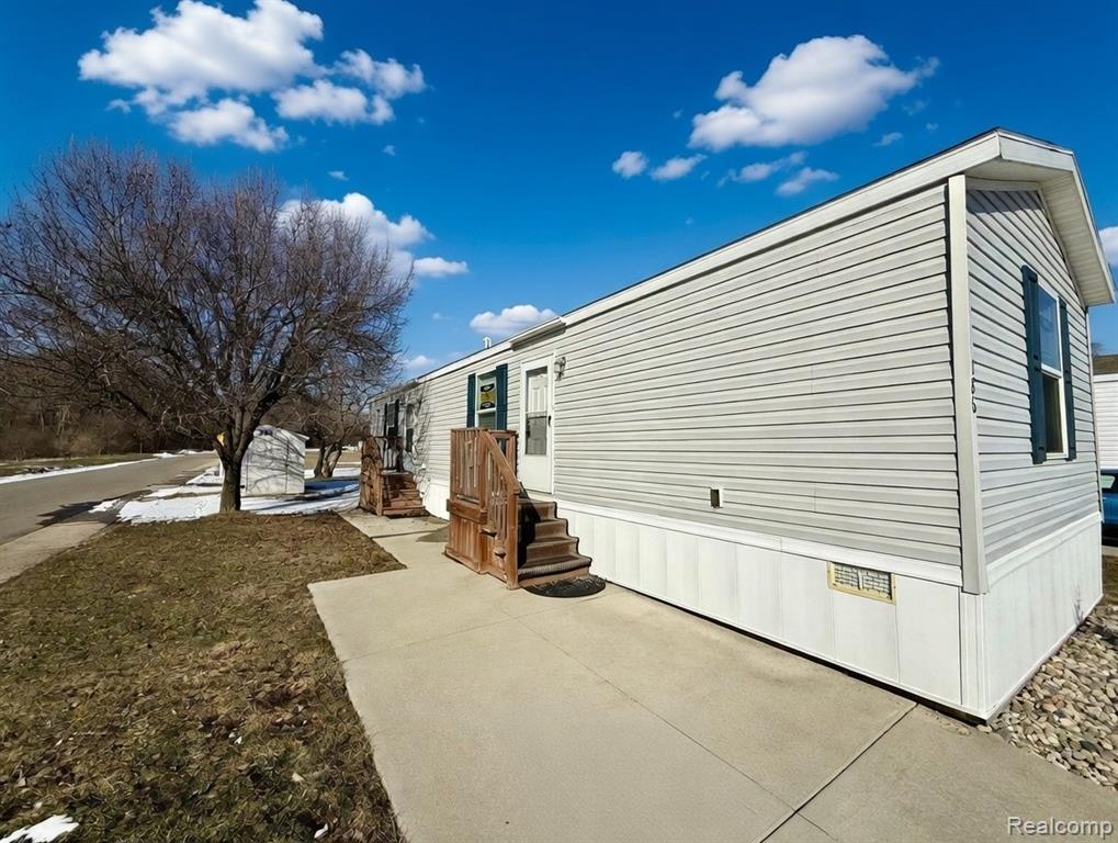 186 Oak Ave, Highland, MI — Photo 2