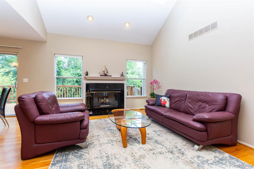 487 N Oak Drive, Commerce Twp, MI 48390 — Photo 8