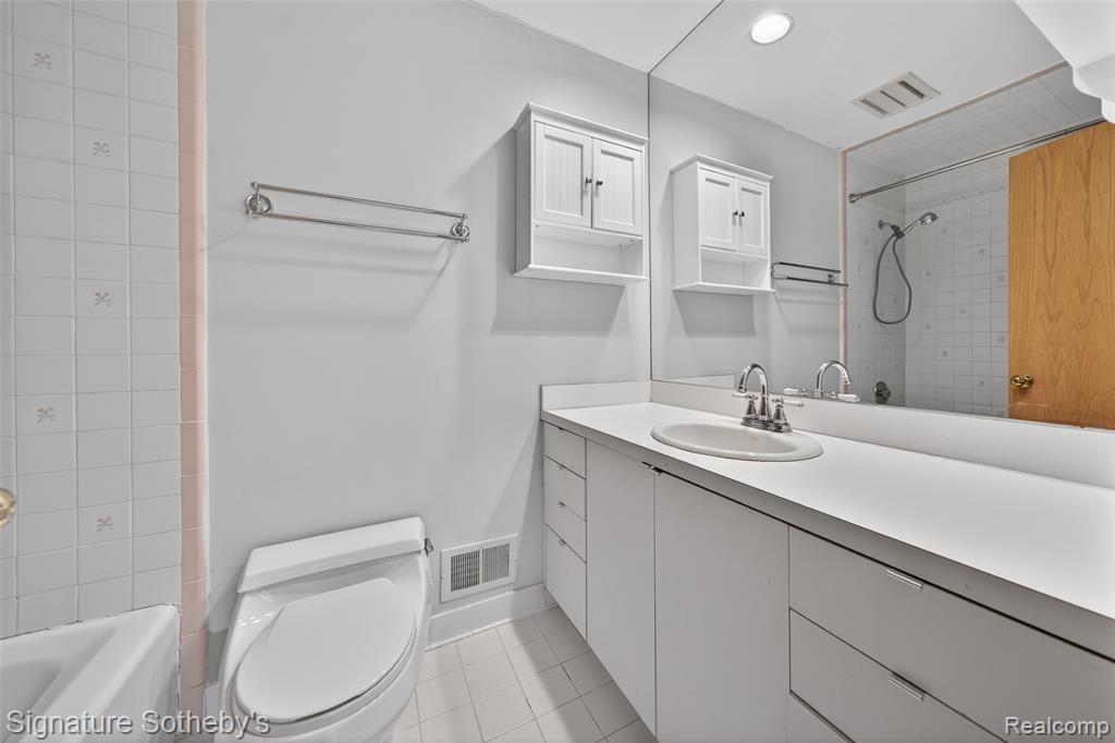 2131 Birchwood Way, Bloomfield Hills, MI 48302 — Photo 36