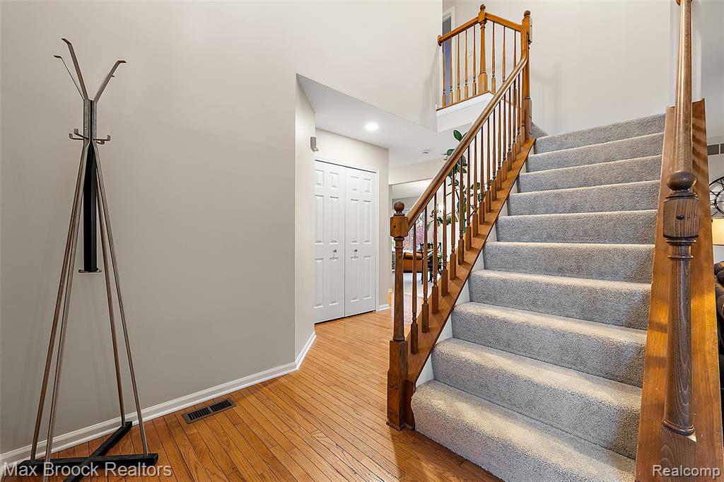 437 Cove View Drive, Waterford, MI 48327 — Photo 2