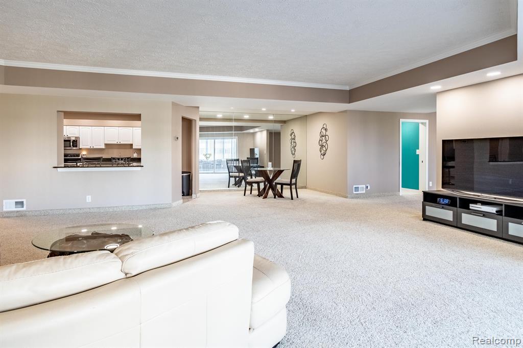 43100 12 OAKS CRESCENT Drive, 4044, Novi, MI 48377 — Photo 9