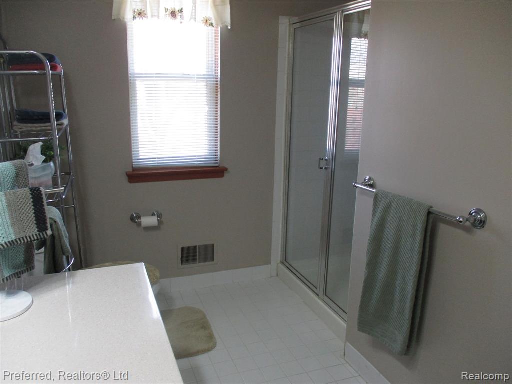 9153 Lakewood Drive, Whitmore Lake, MI 48189 — Photo 15
