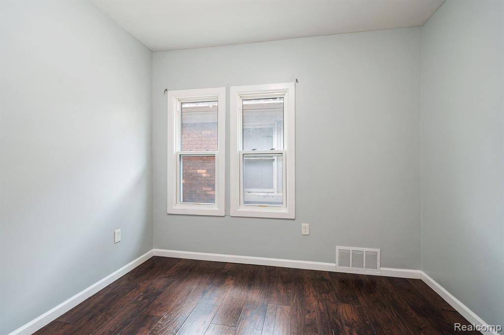 647 E BETHUNE Street, Detroit, MI 48202 — Photo 17