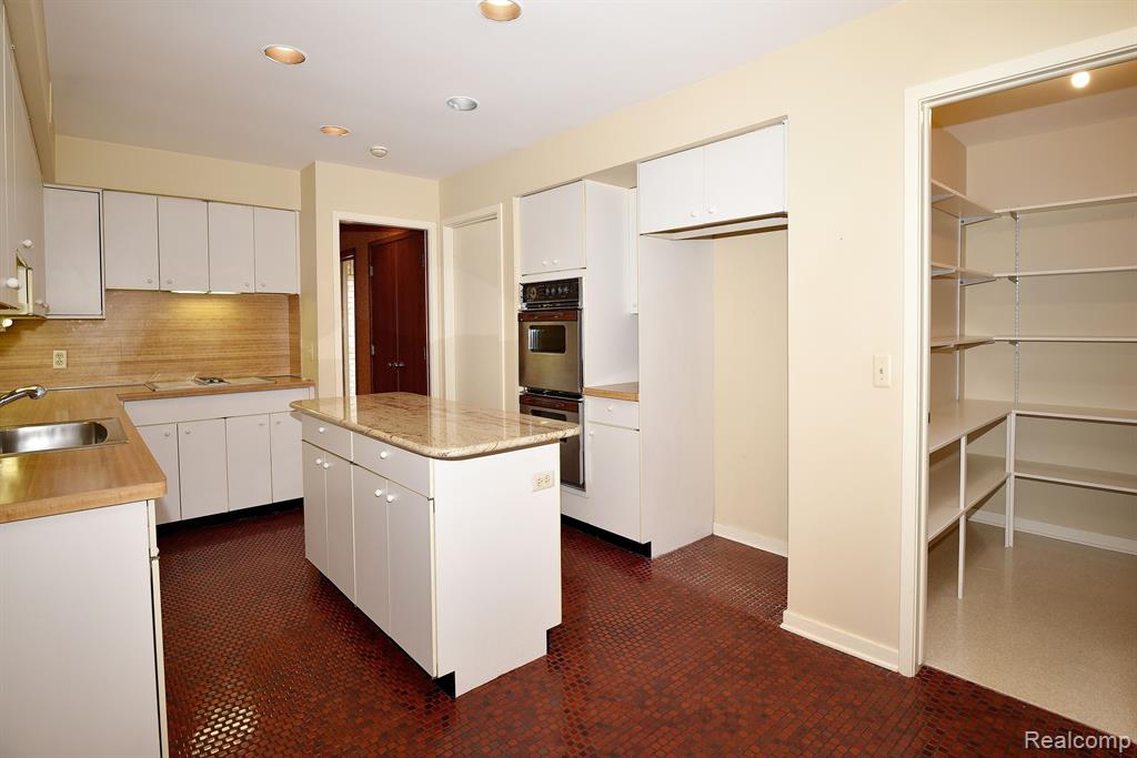 5132 WOODLANDS Lane, Bloomfield Hills, MI 48302 — Photo 12