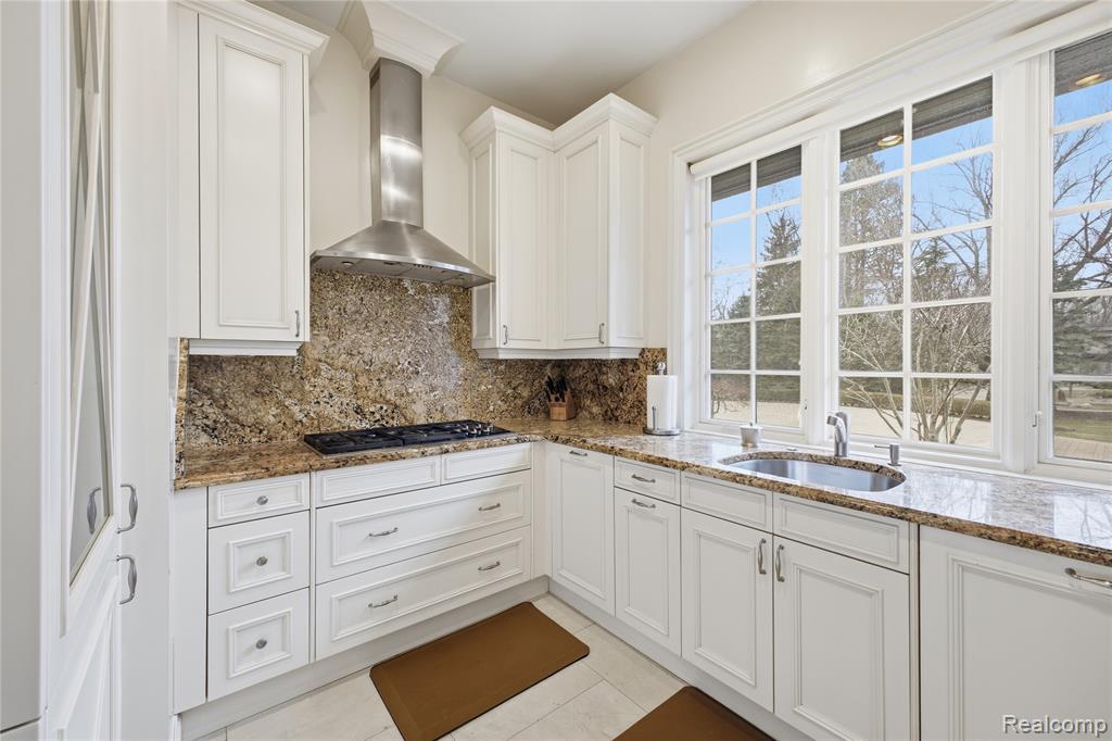 5230 Clarendon Crest Street, Bloomfield Hills, MI 48302 — Photo 13