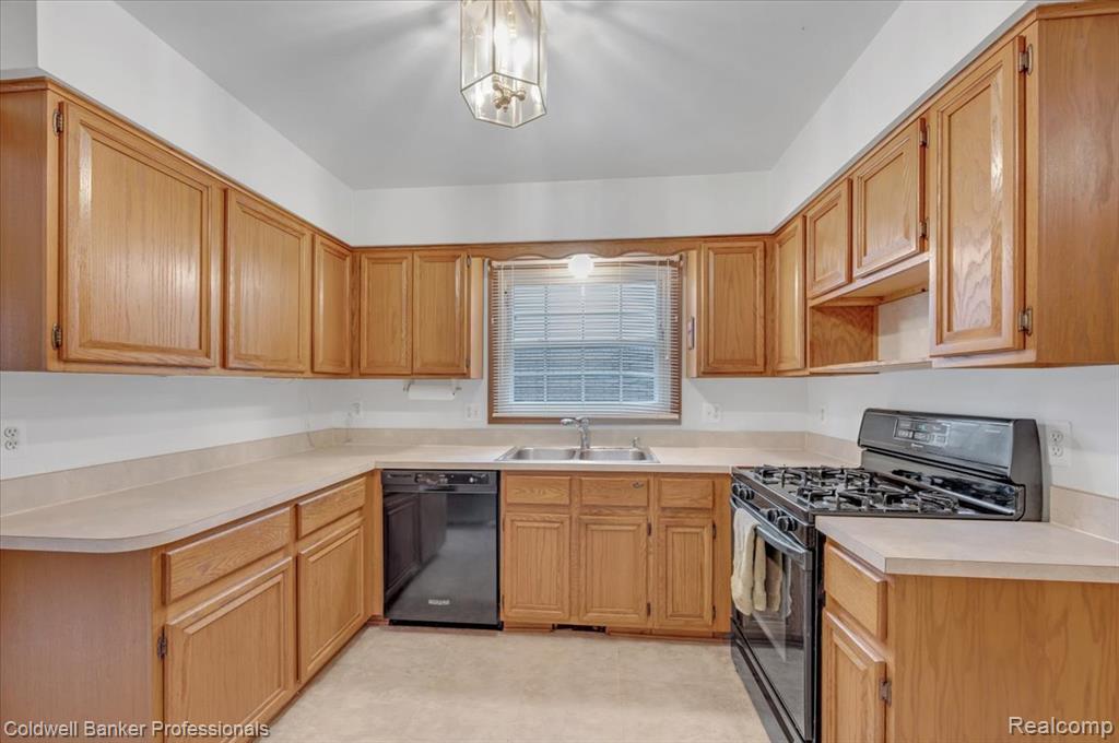 5015 Fox Hill Drive, Sterling Heights, MI 48310 — Photo 14