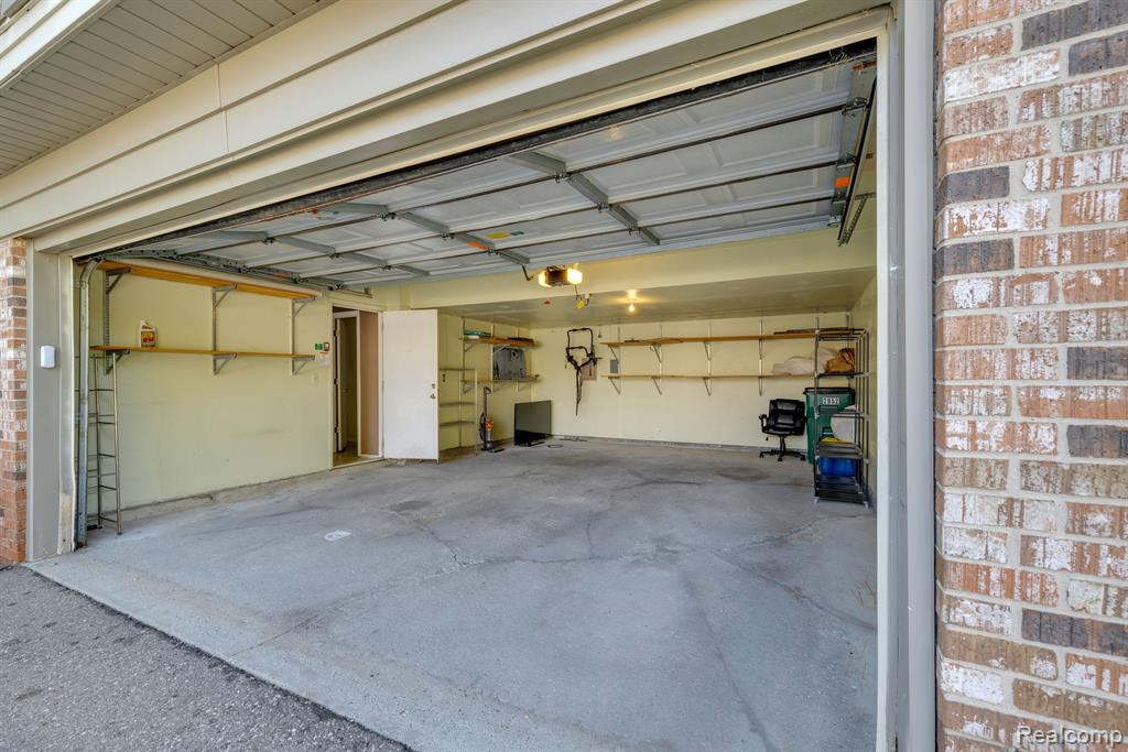 2952 ROUNDTREE Drive, Troy, MI 48083 — Photo 19