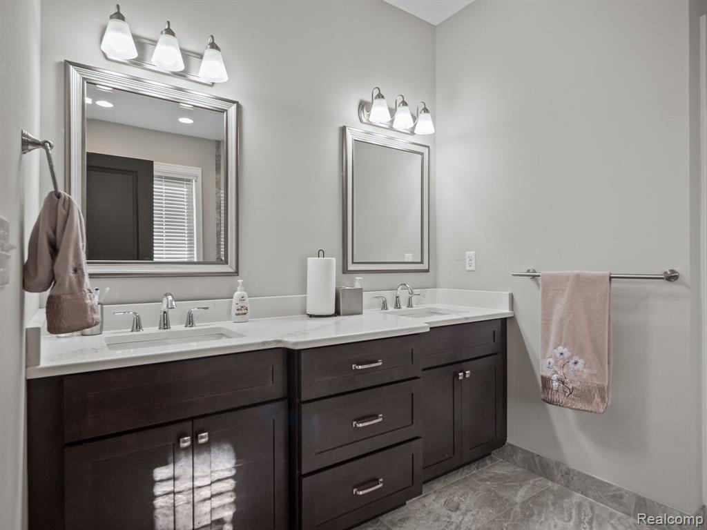 6470 CREEKSIDE Drive, Shelby Twp, MI 48316 — Photo 19