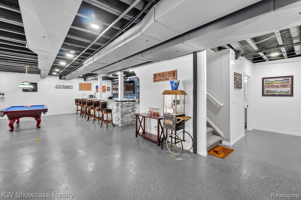 Indoor wet bar featuring baseboards