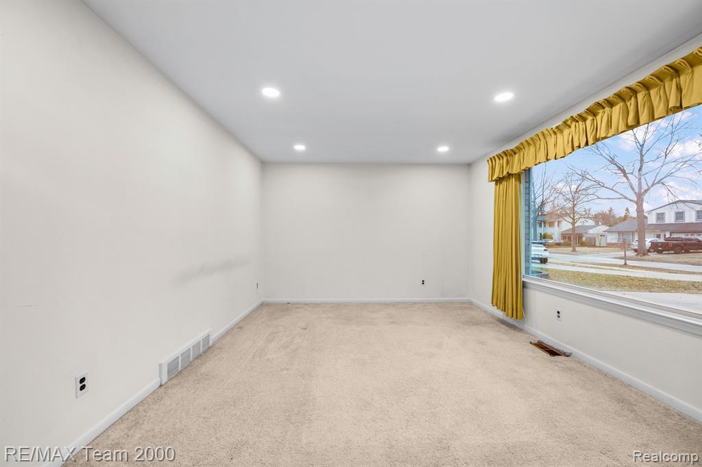 625 CENTRALIA Street, Dearborn Heights, MI 48127 — Photo 8