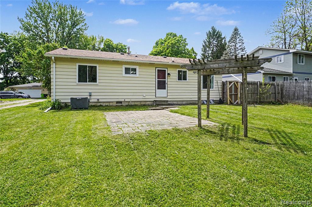 606 Hickory Street, Fenton, MI 48430 — Photo 18