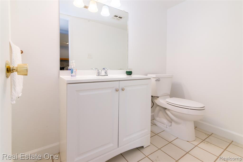 6845 Tamerlane Drive, West Bloomfield, MI — Photo 44