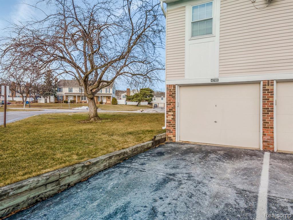 42109 ROSCOMMON Street, Northville, MI 48167 — Photo 23