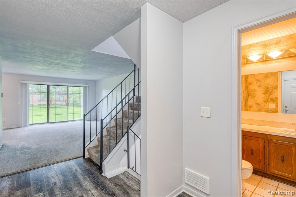 26188 SUMMERDALE Drive, Southfield, MI 48033 — Photo 5