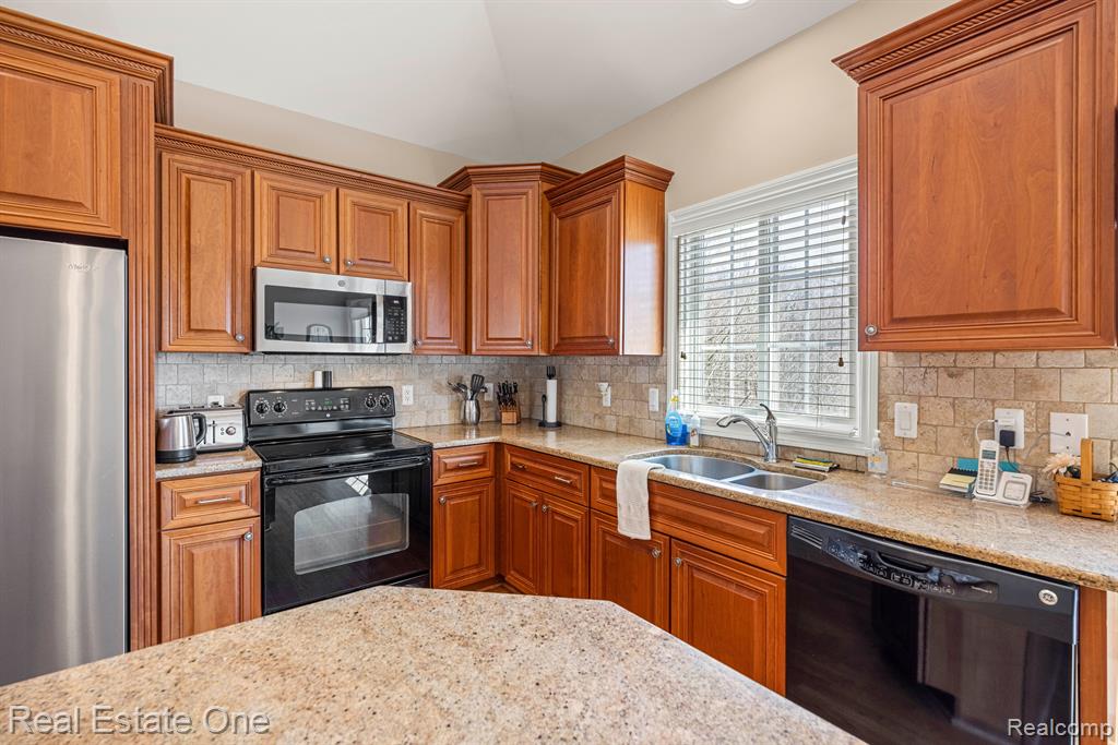 565 ANDOVER Court, Rochester Hills, MI 48306 — Photo 14