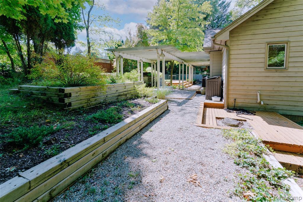 5105 Wah Ta Wah Drive, Clarkston, MI 48348 — Photo 33