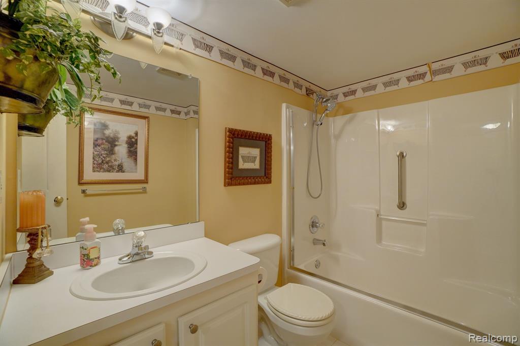 55097 WESTCHESTER Drive, Shelby Twp, MI 48316 — Photo 11