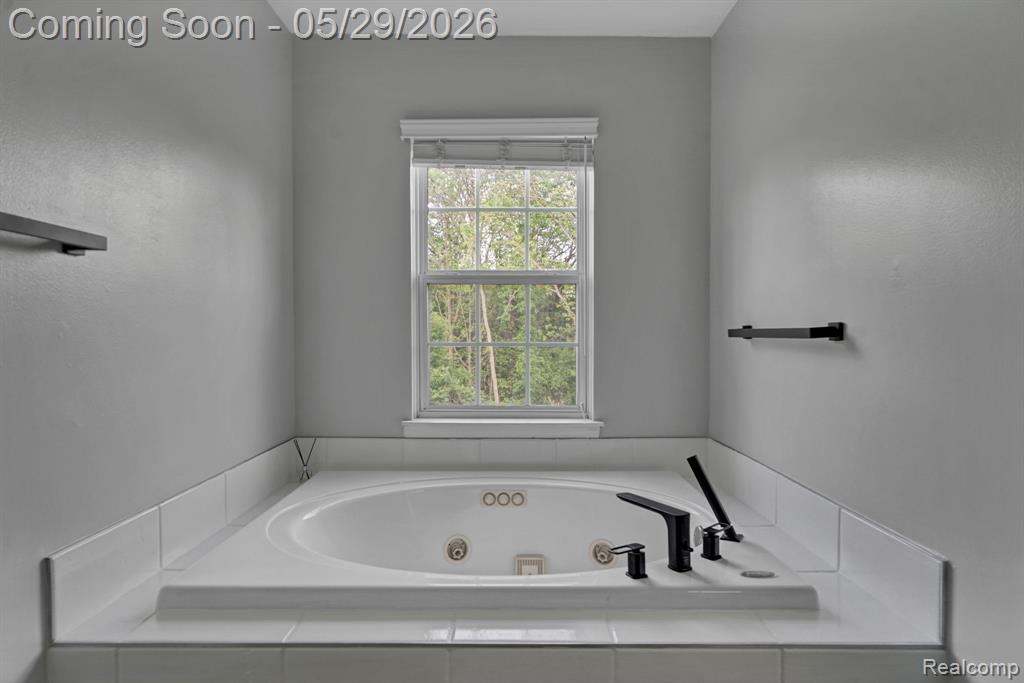 5729 Woodfield Parkway, Grand Blanc, MI 48439 — Photo 32