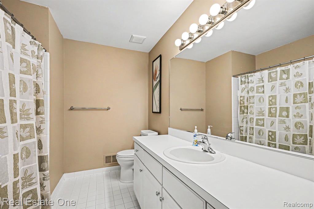 737 Woodfield Way, Rochester Hills, MI 48307 — Photo 23
