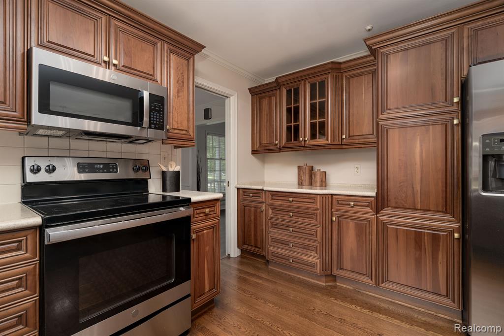 555 N GLENGARRY Road, Bloomfield Hills, MI 48301 — Photo 10