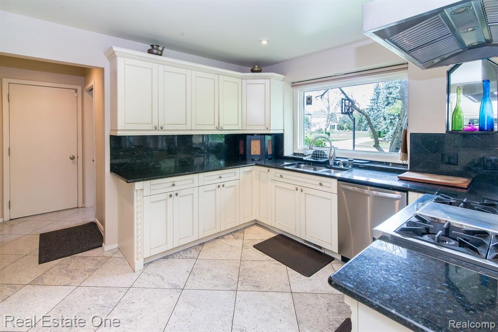 4088 PARKSTONE Court, Troy, MI 48098 — Photo 57