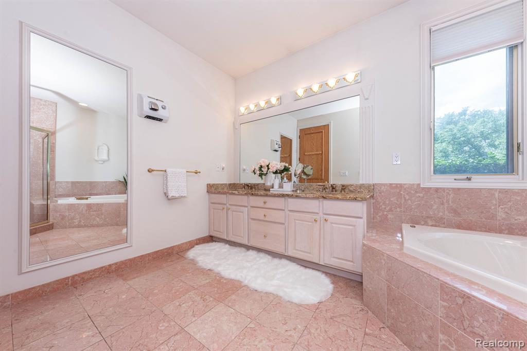 5003 HICKORY POINTE Drive, Orchard Lake Village, MI 48323 — Photo 45