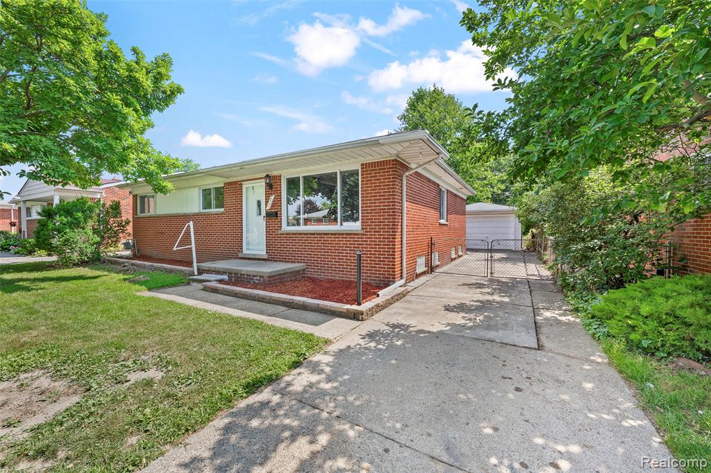 8630 N Evangeline Street, Dearborn Heights, MI 48127 — Photo 2