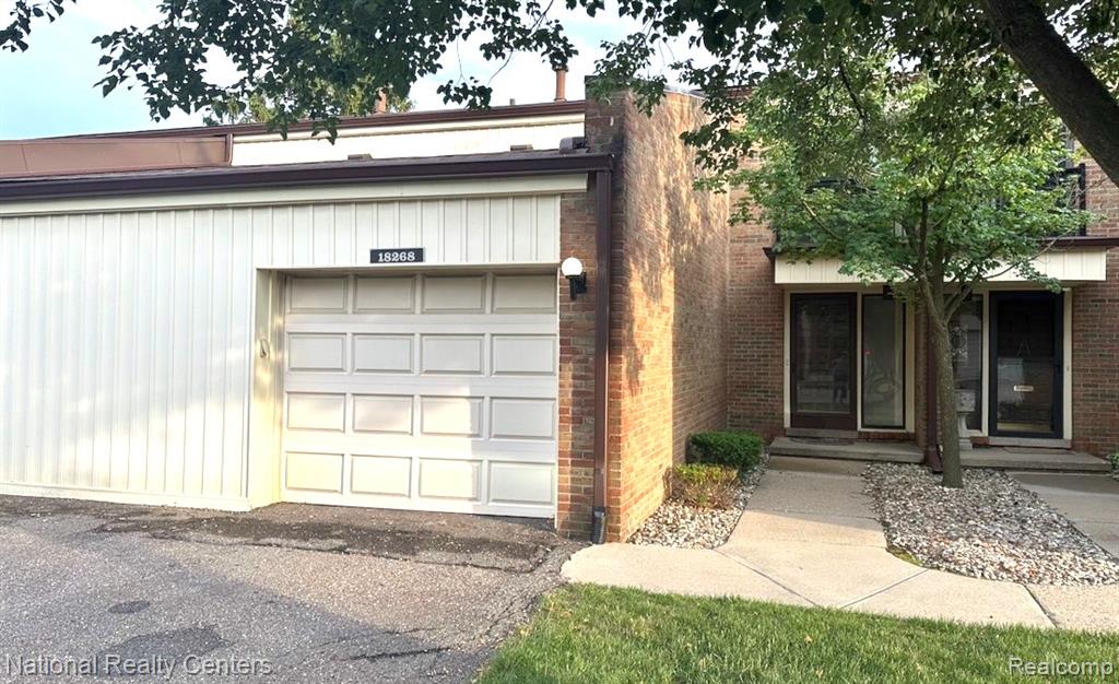 18268 University Park Drive, Livonia, MI 48152