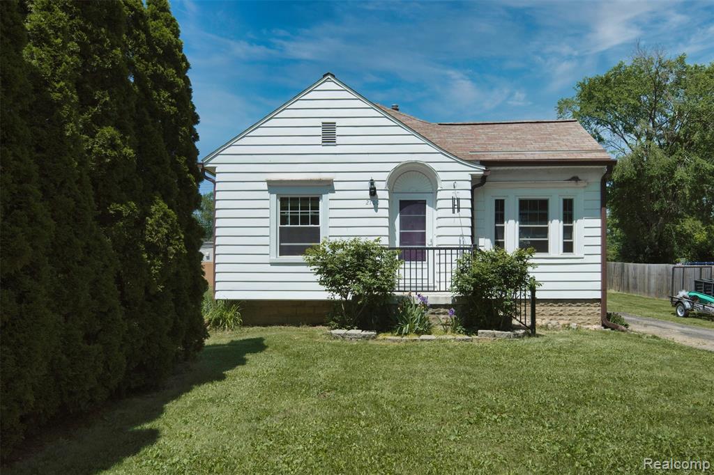 2700 Hallman Avenue, Waterford, MI 48328 — front exterior