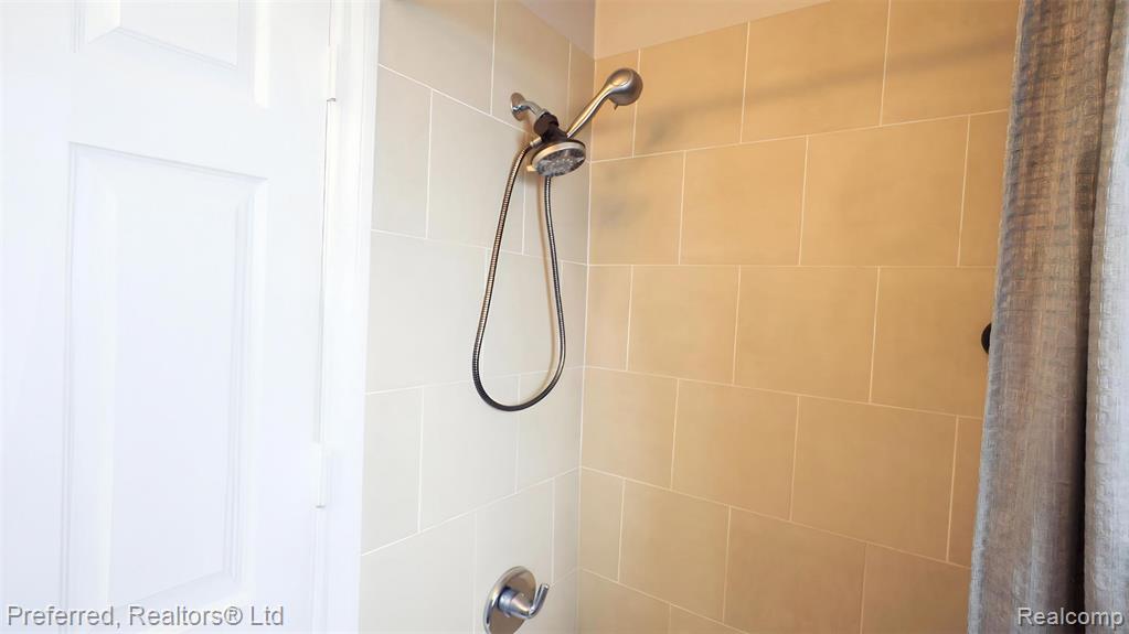 8483 Harding, Center Line, MI 48015 — Photo 13
